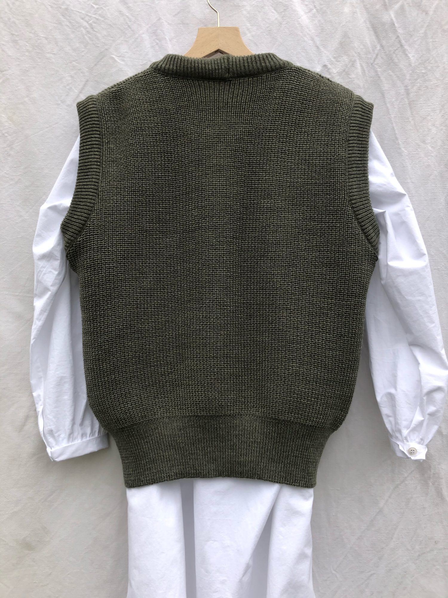SLEEVELESS UNISEX PULLOVER KAKI – Image 3