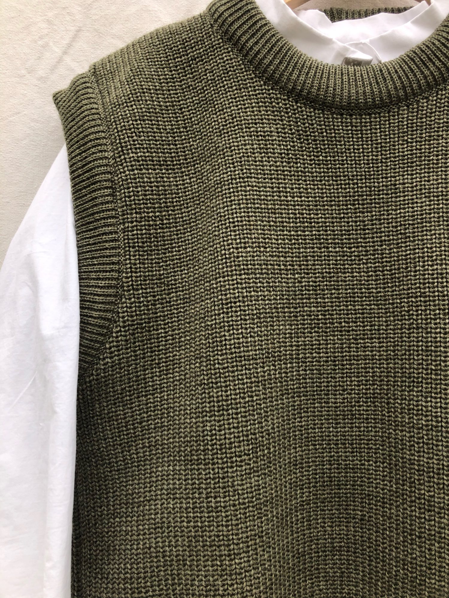 SLEEVELESS UNISEX PULLOVER KAKI – Image 2