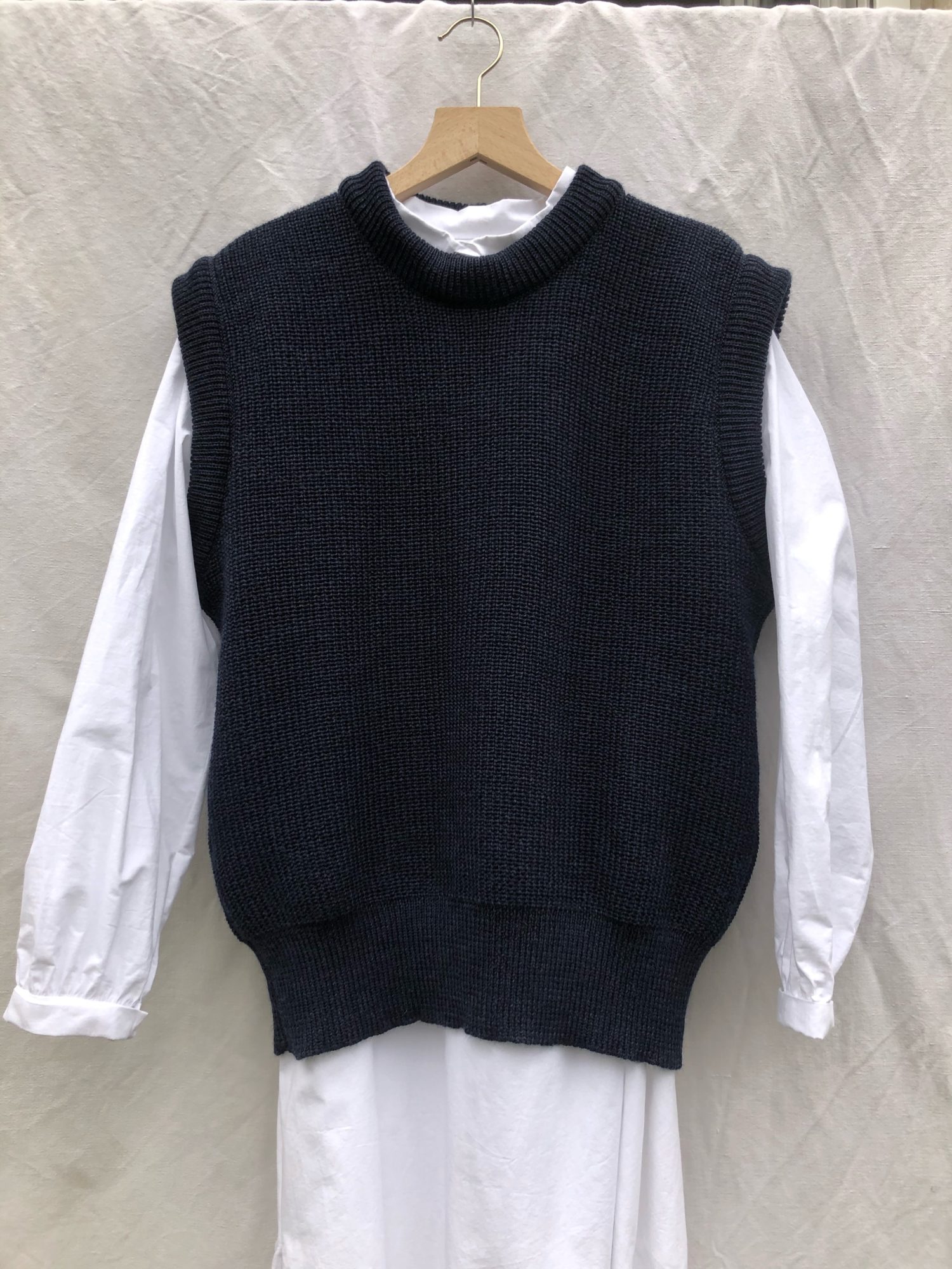 SLEEVELESS UNISEX PULLOVER NAVY – Image 3
